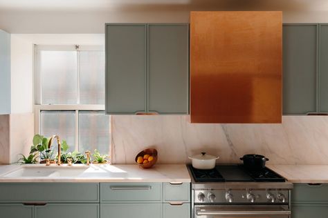 20 Bond apartment in New York is filled with one-off decor details Studio In Casa, Brass Shelving, Top Kitchen Cabinets, Painted Kitchen Cabinets, Home Studios, Farrow & Ball, Painted Kitchen Cabinets Colors, Extractor Hood, New York City Apartment