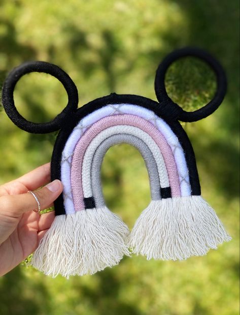 Mickey Macrame, Mickey Mouse Macrame, Mickey Mouse Crafts, Simpul Makrame, Pola Macrame, Easy Yarn Crafts, Baby Room Diy, Baby Diy Projects, Rainbow Macrame