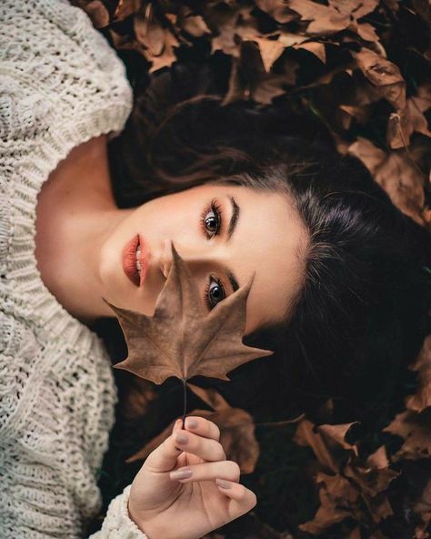 Autumn Photography Portrait, Fall Portraits, Perfect Selfie, Fall Family Pictures, Photographie Portrait Inspiration, Foto Tips, Outdoor Portraits, Instagram Ideas Photography, Portrait Photography Poses