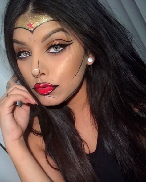 Superwoman glam Halloween makeup Superwoman Costume Makeup, Supergirl Makeup Halloween, Diy Wonderwoman Costume, Superwoman Makeup, Supergirl Makeup, Hero Makeup, Concert Makeup Looks, Glam Halloween Makeup, Superhero Makeup