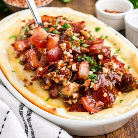 Goat Cheese Dip with Bacon and Pecans Goat Cheese Dip Recipes, Warm Dip Recipes, Bacon Dip Recipes, Bacon Dates, Pork Chop Sandwiches, Goat Cheese Dip, Baked Goat Cheese, Whipped Goat Cheese, Bacon Dip