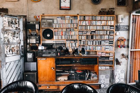 vintage look cassettes shelf, vinyl cassetes decoration , old radio, old cassetes player, old boom box. aesthetics book shelf Cassette Shelf, Cassette Collection, Cassette Recorder Aesthetic, Old Cassette, Old Cassette Tapes, Old Radio, Sony Cassette Deck Vintage, Boom Box, Cassette Player