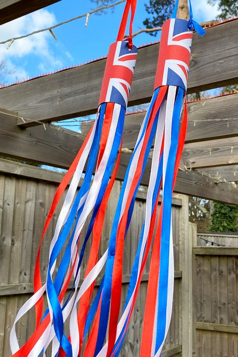 Union Jack Windsock Craft England Decorations, Flag Diy Projects, Sen Activities, England Crafts, Lotus Recipes, Summer Olympics Crafts, British Crafts, Windsock Craft, Toilet Roll Art