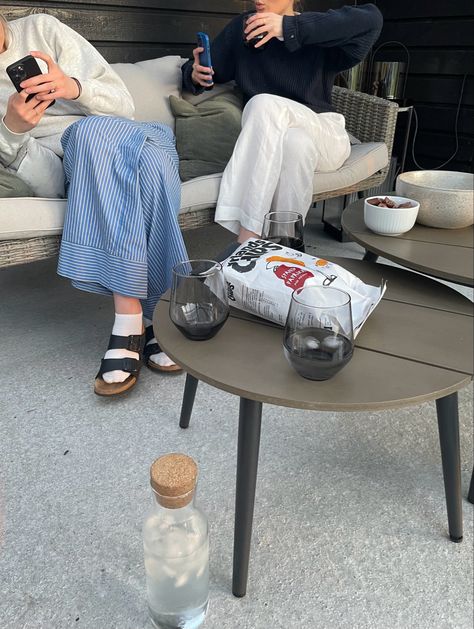 Birkenstock And Socks, Birkenstock Aesthetic, Birkenstocks Outfit, Socks And Birkenstocks, Birkenstock With Socks, Hanging Out With Friends, Birkenstock Outfit, Out With Friends, Aesthetic Outfit