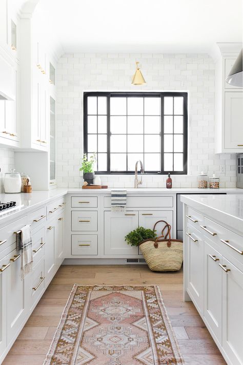 We are seeing black windows everywhere. They are not only trending with modern, minimal designs, but they are a timeless element that will last. Today I’ve rounded up rooms that made me fall in love with black windows even more. From steel casement windows to painted wooden frames, I hope these spaces might inspire you to incorporate them in your design. Black Windows - Black Framed Windows - Farmhouse Living - Kitchen Black Windows - Modern Farmhouse Kitchen Ikea, Black Window, Decor Ikea, White Kitchen Design, Black Windows, Trendy Kitchen, Hus Inspiration, Kitchen Remodel Idea, Kitchen Design Small