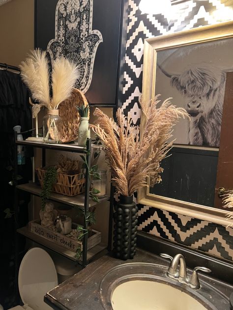 Boho Gothic Bathroom, Black Boho Home Decor, Black And Gold Boho Bathroom, Brown White And Black Bathroom, Bathroom Boho Style, Western Chic Bathroom Ideas, Black Boho Bathroom Decor, Dark Western Bathroom, Industrial Boho Bathroom