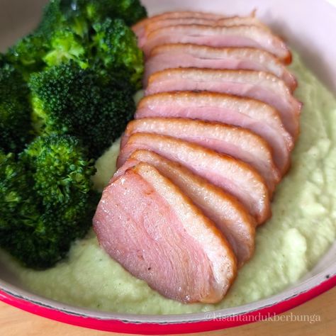 Did you know that the jicama is one of the best potato slow-carb substitutes? Recreate your favourite mashed potato dish and pair it with smoked duck breast and broccoli to complete your low-carb dinner! 📝Check out the full recipe with directions here: Smoked Duck Breast with Puréed Jicama https://kisahtandukberbunga.wordpress.com/2024/11/08/smoked-duck-breast-with-pureed-jicama/ #homecooking #homecooked #keto #ketodiet #ketomalaysia #ketomy #lowcarb #lowcarbmalaysia #vegetable #vegetarian... Smoked Duck Breast, Carb Substitutes, Smoked Duck, Slow Carb, Duck Breast, Carb Dinner, Mashed Potato, Low Carb Dinner, Potato Dishes