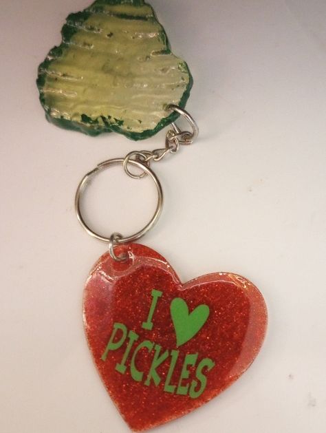 This adorable keychain features a resin pickle chip with an acrylic disc letting everyone know that you love pickles. Pickle Accessories, Pickle Keychain, Knit Keychain, Diy Keychain Ideas, Creative Keychains, Fortes Fortuna Adiuvat, Funny Keychains, Food Keychain, Pickle Gifts