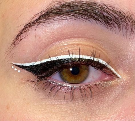 2 Colored Eyeliner, Fun Liner Makeup, Easy Creative Eyeliner Looks, Simple White Graphic Liner, Fun Eyeliner Black, Fun Easy Eyeliner, Colored Eyeliner Ideas, Simple Colored Eyeliner, Black And White Eyeliner Ideas