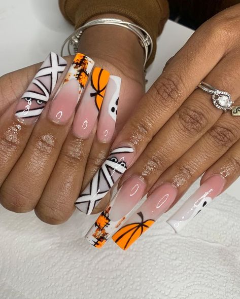 Fall Nails Ghost, Mummy Nails, Nail Inspo Halloween, Nails Ghost, Ghost Nails, Oval Shaped Nails, Nails Fall Nails, Black Nail, Nails Fall