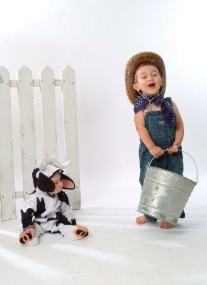 25 baby and toddler Halloween costumes for siblings. What a cute roundup of ideas! Great for brothers and sisters! Brother Halloween Costumes, Halloween Costumes For Siblings, Costumes For Siblings, Brother Sister Halloween Costumes, Sister Halloween Costumes, Sibling Halloween Costumes, Costumes For Boys, Sibling Costume, Diy Costumes Kids