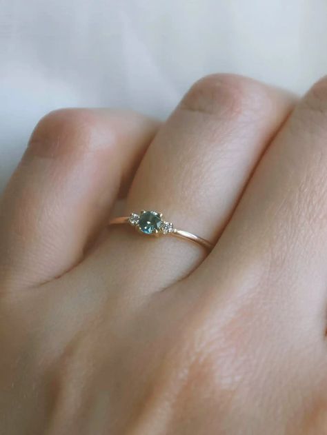 Wedding Rings Subtle, Gold Engagement Ring Coloured Stone, Dainty Wedding Ring Green, Unique Engagement Rings Minimalist, Dainty Stone Rings, Dainty Green Ring, Dainty Sapphire Engagement Ring, Small Green Engagement Ring, Small Dainty Rings