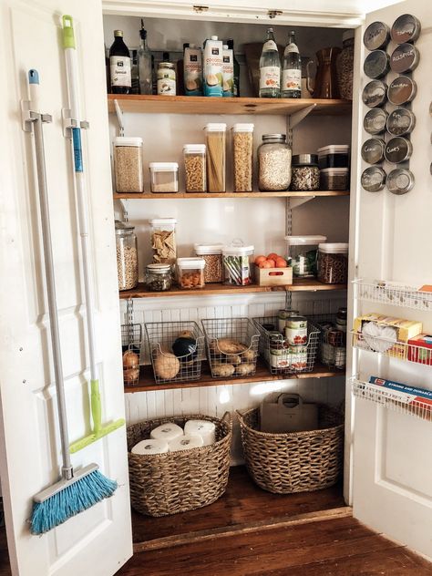 Pantry Storage Ideas Organizing, Pantry In Kitchen, Kitchens Pantry, Small Pantry Closet, Organizer Pantry, Pantry Organization Hacks, Pantry Renovation, Pantry Closet Design, Small Kitchen Pantry