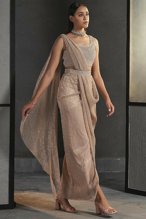 Modern saree design Drape Saree Indo Western, Drape Dresses Indian, Namrata Joshipura, Draping Dress, Drape Sarees, Draped Saree, Saree Draping Styles, Modern Saree, Fancy Sarees Party Wear