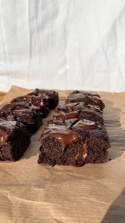 itsvegansis on Instagram: THE BEST VEGAN BROWNIES🍫 // full recipe ↓ I promise you- this brownies recipe is LIFE CHANGING! It’s super easy to make and much healthier… Dates Syrup, Best Vegan Brownies, Flax Eggs, Vegan Brownies, Hazelnut Chocolate, Vegan Brownie, Vegan Milk, Chocolate Spread, Vegan Healthy