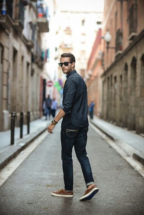 Walking Poses, Senior Photos Boys, Men Fashion Photoshoot, Male Portrait Poses, Mens Photoshoot Poses, Male Models Poses, Portrait Photography Men, Senior Guys, Men Photoshoot