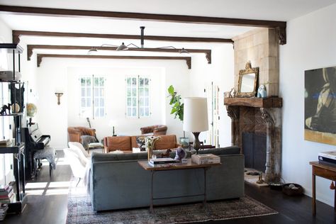 If you love the idea of bringing old and new together, you’ll appreciate Lisa Larson's eclectic but beautifully edited taste. Eclectic Sofas, Spanish Home Interior, Spanish Colonial Homes, Living Room Vintage, Spanish Decor, Gravity Home, Mediterranean Home Decor, Spanish Style Home, Spanish Style Homes