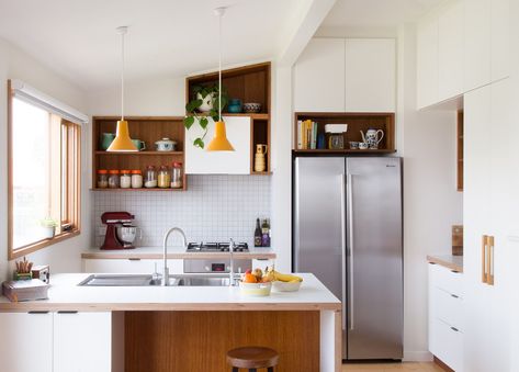 Kitchen Layout With Peninsula, Green Kitchens, Galley Kitchen Layout, Sustainable Interior, Casa Clean, Sustainable Interior Design, Mid Century Modern Kitchen, Galley Kitchen, White Laminate