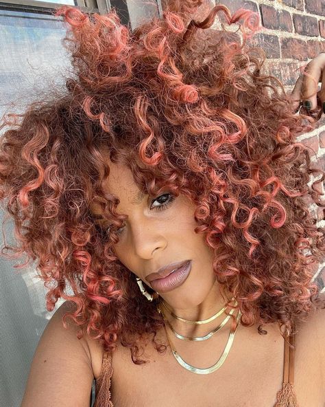 Rose Gold Natural Hair, Rose Gold Hair On Black Women, Dark Peach Hair Color, Rose Gold Hair Black Women, Peach Highlights Hair, Orange Pink Hair, Virgo Outfits, Curly Highlights, Winter Hair Colors