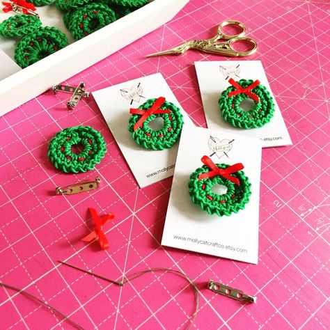 #crochet wreath pins - from Mollycat Studio on #Etsy. #christmaspin #christmaswreath #christmasbrooch #brooch #crochetbrooch Crochet Christmas Brooch Free Pattern, Crochet Christmas Pins Patterns, Crochet Christmas Brooch, Crochet Christmas Sweater Ornament, Sweater Ornament Crochet, Crochet Christmas Wreath Brooch, Crochet Mini Wreath, Mini Crochet Christmas Wreaths, Small Wreath