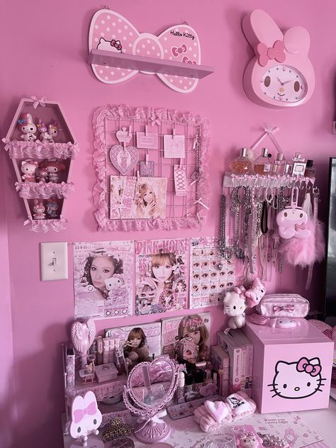 Dolly Room Decor, Cute Pink Room, Sanrio Bedroom, Kitty Room, Kawaii Room Ideas, Hello Kitty Room Decor, Hello Kitty Bedroom, Kawaii Bedroom, Hello Kitty Rooms