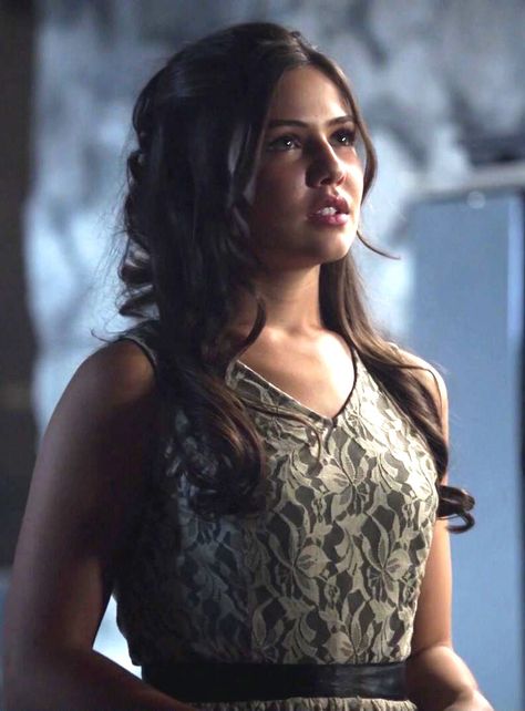 Davina Claire/Appearance | The Vampire Diaries Wiki | FANDOM powered by Wikia The Originals Davina, Dani Campbell, Davina Claire, Danielle Campbell, Klaus Mikaelson, Hair Wear, Dark Wear, Vampire Diaries The Originals, Serie Tv