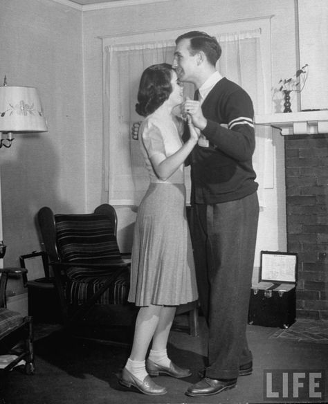 Couple Dancing 1950s 1950s Couple, Old Fashioned Love, Dancing In The Kitchen, Vintage Dance, Vintage Couples, Swing Dancing, Shall We Dance, People Dancing, Slow Dance