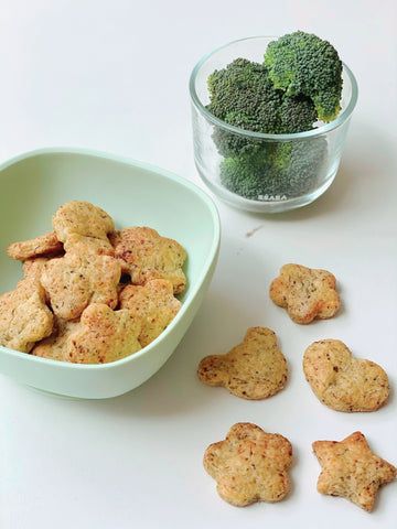 Broccoli & Cheese Biscuits – my.little.food.critic Blw Biscuits, Toddler Biscuits, Brocoli And Cheese, Baby Biscuits, Toddler Cookies, Toddler Picky Eater, Weaning Foods, Baby Cookie, Feeding Therapy