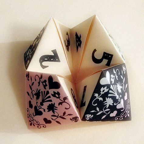 Printable Fortune Tellers/ Cootie-catchers-A wonderful idea to use in parties, arts/ Math/ Eng classes etc.  Directory of Free Printable Origami Fortune Tellers Origami Game, Fortune Teller Game, Origami Fortune Teller, Fortune Teller Paper, Cootie Catcher, Paper Games, Fortune Telling, Fortune Teller, Origami Tutorial