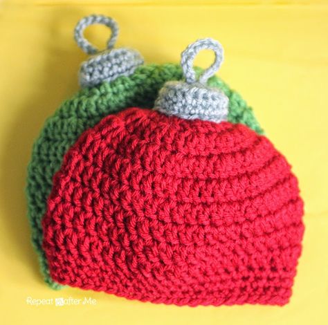 Repeat Crafter Me: Crochet Christmas Ornament Hat Pattern Crochet Christmas Hats, Repeat Crafter Me, شال كروشيه, Crocheted Hat, Bonnet Crochet, Holiday Crochet, Crochet Christmas Ornaments, Christmas Crochet Patterns, Crochet Baby Hats