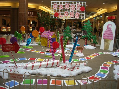 Kids act as game pieces in this giant version of the classic board game where everyone wins prizes. Get your face painted or jump in the bounce house while you wait for your turn. Four players per game. Ages 2-10. Candyland Games, Life Size Games, Candy Land Birthday Party, Deco Champetre, Candyland Birthday, Candyland Party, Candy Theme, Classic Board Games, Candy Land Theme