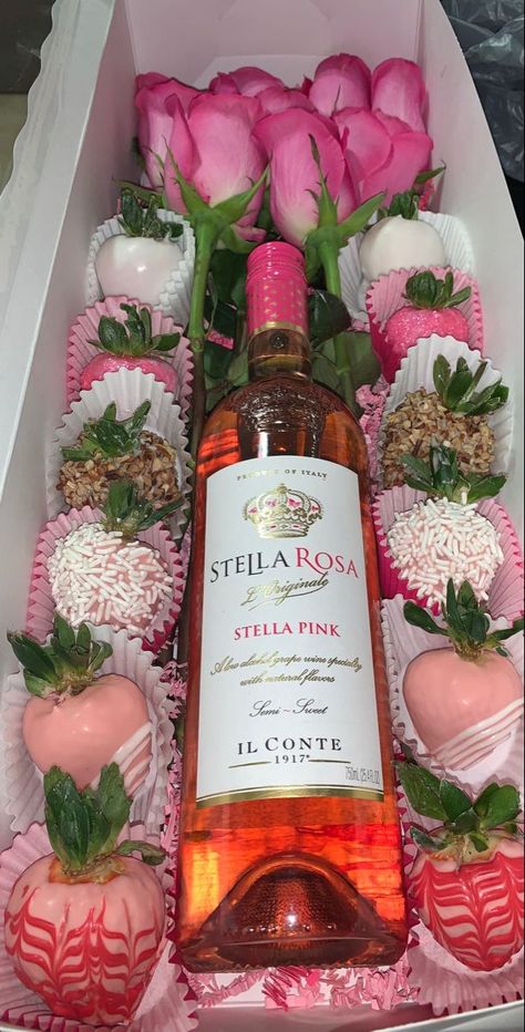 Strawberry And Wine Boxes, Wine Strawberries Chocolate Covered, Wine And Strawberry Gift Boxes, Alcohol Strawberries, Wine Gift Box Ideas, Covered Strawberries Bouquet, Strawberries Bouquet, Chocolate Covered Desserts, Strawberry Box