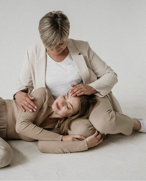 Grandmother Photoshoot, Mom Daughter Photoshoot, Mother Daughter Photography Poses, Mom Daughter Photography, Mom Daughter Photos, Mommy Daughter Photoshoot, Mother Daughter Poses, Studio Family Portraits, Family Photo Studio