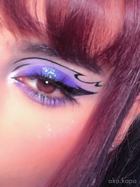 Hooded Purple Eye Makeup, Alt Makeup For Hooded Eyes, Kuromi Eyeliner, Kuromi Eye Makeup, Alternative Makeup Ideas, Aesthetic Purple Makeup, Sanrio Makeup Look, Kuromi Inspired Makeup, Purple Rave Makeup