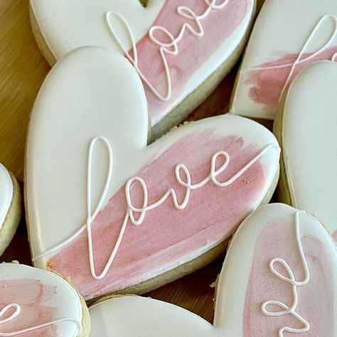 Bow Tie Cookies Decorated, Heart Shaped Royal Icing Cookies, Sugar Cookie Designs Valentines Day, Cutout Cookie Frosting, Royal Cookies Ideas, Circle Sugar Cookies Decorated, Royal Icing Cookies Designs Simple, Cookie Decorating Wedding, Wedding Heart Cookies