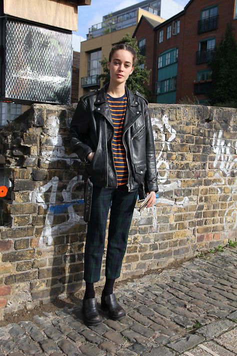 Stripe Jacket Outfit, Rocker Chic Outfit, Women Biker Jacket, Striped Leather Jacket, Biker Jacket Style, Checks And Stripes, Estilo Hipster, Jacket Outfit Women, Black Wardrobe