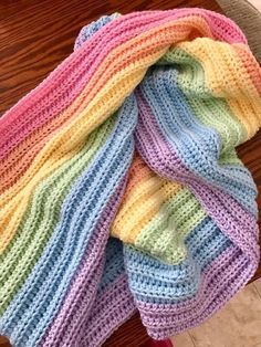 Crochet Blanket Pattern Easy, Crocheted Blanket, Confection Au Crochet, Crochet Blanket Afghan, I Love This Yarn, Rainbow Crochet, Crochet Simple, Afghan Crochet, Manta Crochet