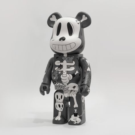 Custom bearbrick is a piece of my last exhibition "Bears And Bones" at Hell Gallery in Barcelona. It is a hand painted bearbrick1000 from Medicom Toys. Bear Brick Art, Bear Brick Kaws, Custom Bearbrick, Bearbrick Wallpaper, Brick Bear, Iphone Wallpaper White, Kaws Toys, Bear Brick, Bear Statue