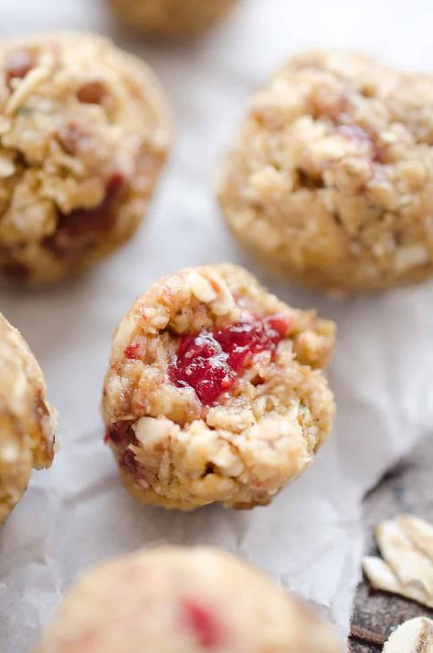 Protein Energy Bites, Energy Bites Healthy, Healthy No Bake, Peanut Butter Energy Bites, Dessert Healthy, No Bake Energy Bites, Healthy Snack Ideas, Hiking Food, Strawberry Jelly