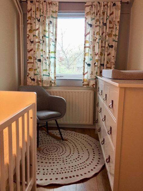 Foto van schemerige babykamer met IKEA HEMNES commode met aankleedkussen, een stoel en een ledikant. Leuke gordijnen in de achtergrond. Ikea Hemnes, Baby Diy, Diy Baby Stuff, House Ideas, Curtains, Van, Home Decor, Home Décor