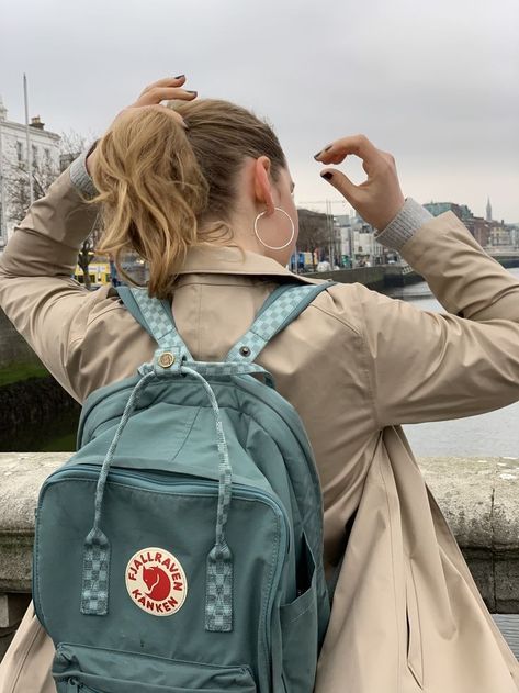 University Wishlist, Fjallraven Kanken Aesthetic, Accesories 2024, Kanken Aesthetic, Mochila Fjallraven Kanken, Fjallraven Backpack, Pretty Backpacks, Dress Like A Parisian, Backpack Fjallraven