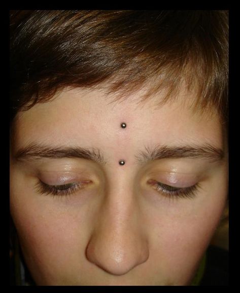 Forehead Dermal Piercing, Vertical Bridge Piercing, Bridge Nose Piercing, Forehead Piercing, Nose Bridge Piercing, Dream Piercings, Bridge Ideas, Body Modification Piercings, Pretty Piercings