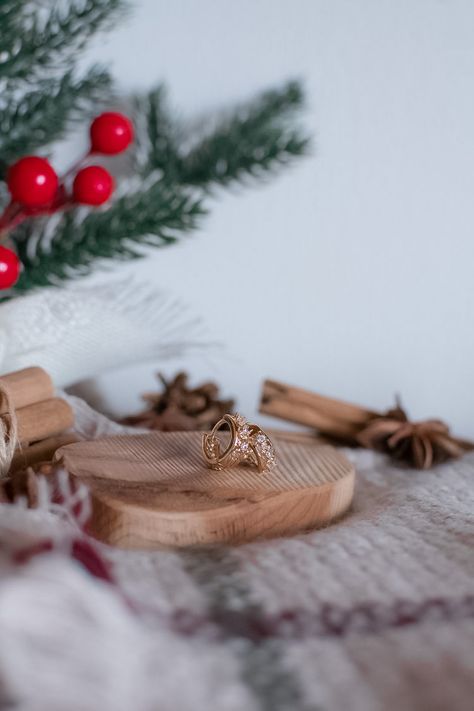 Christmas Jewelry Photography Ideas, Christmas Earrings Aesthetic, Christmas Photoshoot Jewelry, Jewelry Holiday Campaign, Christmas Aesthetic Photography, Christmas Jewellery Photoshoot, Christmas Jewelry Shoot, Christmas Product Photography Styling, Christmas Product Shoot Ideas