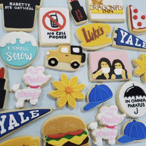 Gilmore Girls Cookies, Hbd Ideas, Gilmore Girls Party, Cookie Assortment, Royal Cookies, Large Cookies, Gilmore Girls Fashion, Cakes And Cookies, Girl Bday Party