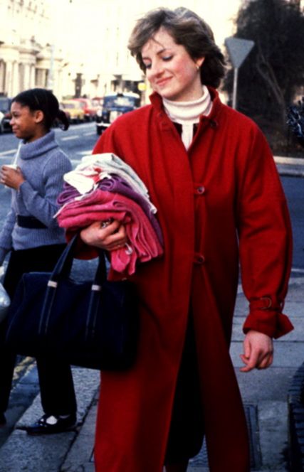 January 19, 1981: Lady Diana Spencer returning to the Young England Kindergarten in London. Prins William, Spencer Family, Princess Diana Fashion, Prins Harry, Princess Diana Family, Princess Diana Photos, Princess Diana Pictures, Princes Diana, Diana Fashion