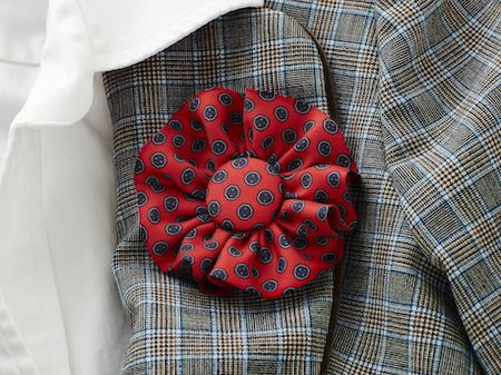 DIY Necktie Fabric Boutonniere -- LOVE LOVE LOVE this idea for old ties -- now a woman's "tie flower" -- how professional looking. Karneval Diy, Necktie Quilt, Diy Fleur, Necktie Crafts, Tie Ideas, Old Ties, Tie Quilt, Tie Crafts, Fabric Brooch