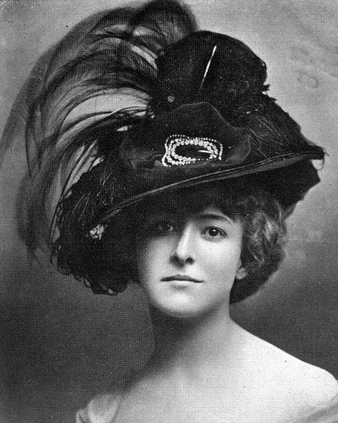 1900s Hats Women, History Of Hats, Edwardian Hats Women, Victorian Era Hats, Victorian Hats Woman, 1890s Hats, 1900s Hats, 1900s Aesthetic, Edwardian Hats