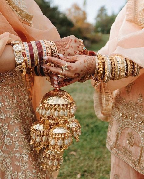 Bridal Chooda, Unique Wedding Jewelry, Bridal Jewelry Sets Brides, Bridal Jewellery Inspiration, Destination Wedding Decor, Bridal Chura, Wedding Dresses For Kids, Indian Bridal Photos, Wedding Lehenga Designs