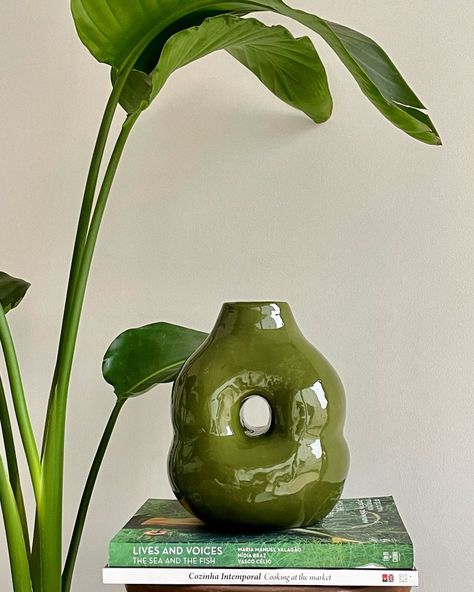 Handmade Vase Ideas, Cool Vases Ceramic, Ceramic Inspiration Ideas, Hand Made Ceramics, Diy Pottery Ideas, Clay Vases Pottery, Cool Ceramics Projects, Pottery Clay Ideas, Unique Ceramic Ideas