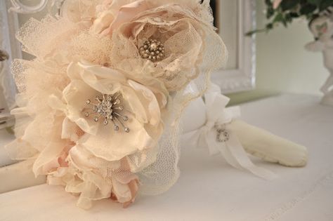 Shabby Chic Romantico, Fabric Bouquet, Fabric Flower Bouquet, Bouquet Tutorial, Wedding Corsages, Vintage Wedding Theme, Brooch Bouquet, Brooch Bouquets, Fabric Flowers Diy